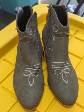 Women's Embroidered Western Ankle Boots - Olive